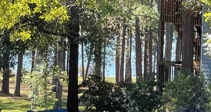 Charming 2-bedroom fishing cabin located near Lake Sam Rayburn