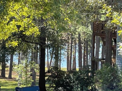 Charming 2-bedroom fishing cabin located near Lake Sam Rayburn 