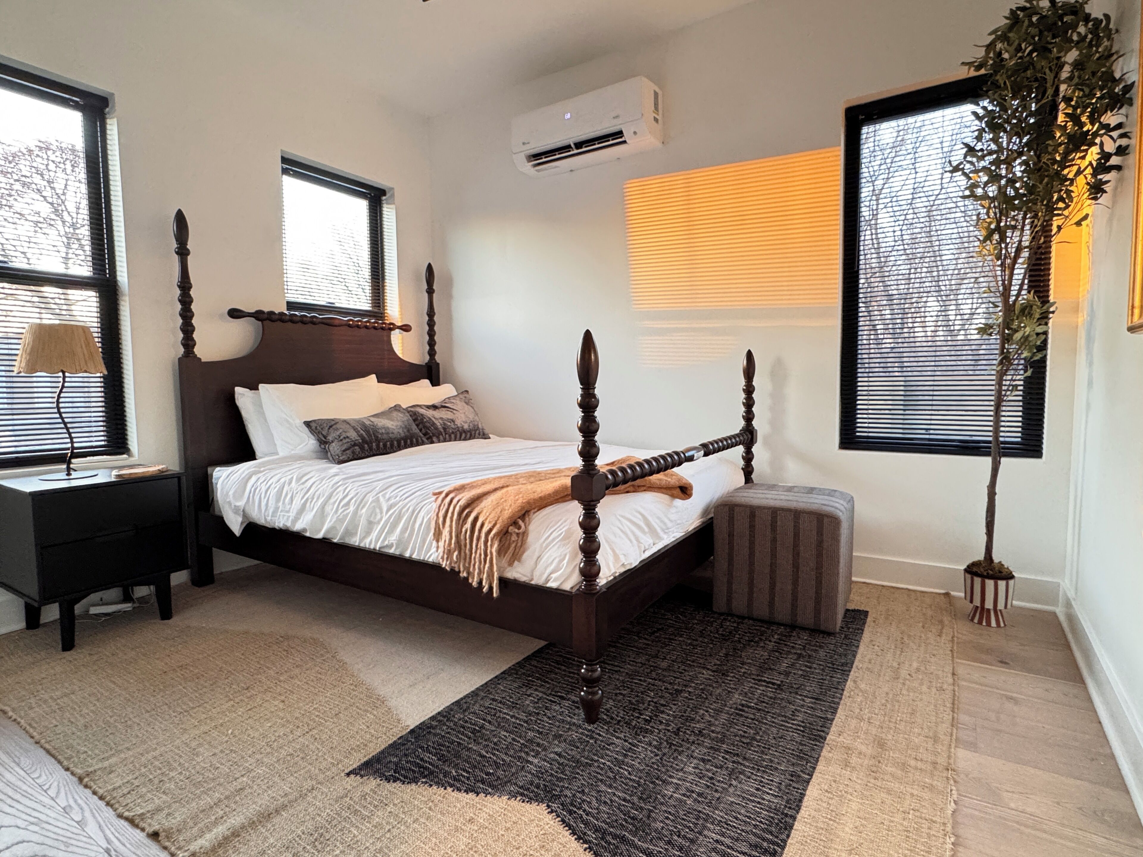 3 bedrooms, desk, iron/ironing board, travel crib