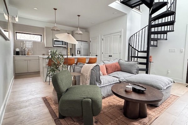 Una Smart TV, una chimenea, libros