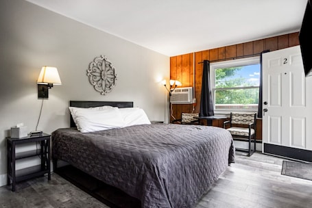 1 bedroom, WiFi, bed sheets. Motel King Suite | Ground Floor | 2 mi to Canyon
