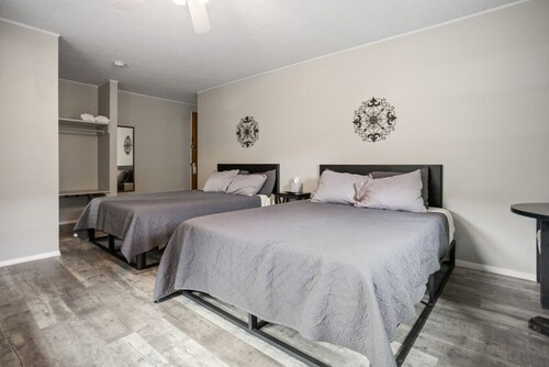 Double Queen Motel Suite w/ Mountain Views