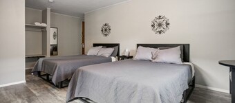 Double Queen Motel Suite w/ Mountain Views