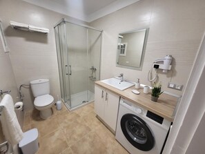 Dusche, Haartrockner, Handtücher