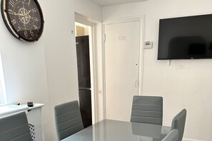 House | Dining - London Dream House - 3 Bedrooms (London)