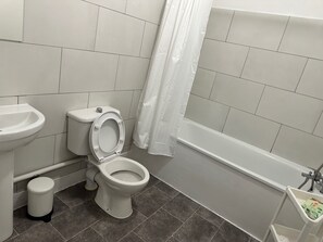 Ferienhaus | Badezimmer | Dusche, Handtücher