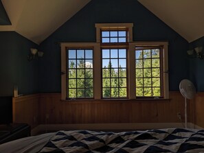 6 bedrooms, desk, iron/ironing board, travel crib