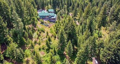 Trout Lake Treehouse - A large, splendid, and private mountain home!