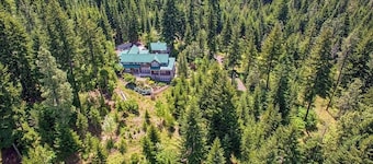 Trout Lake Treehouse - A large, splendid, and private mountain home!