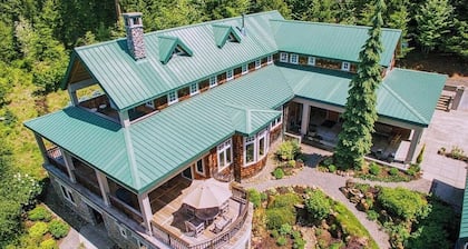 Trout Lake Treehouse - A large, splendid, and private mountain home!