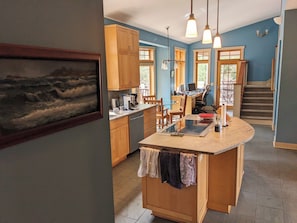 Fridge, microwave, oven, stovetop - Trout Lake Treehouse - A large, splendid, and private mountain home! (Trout Lake)