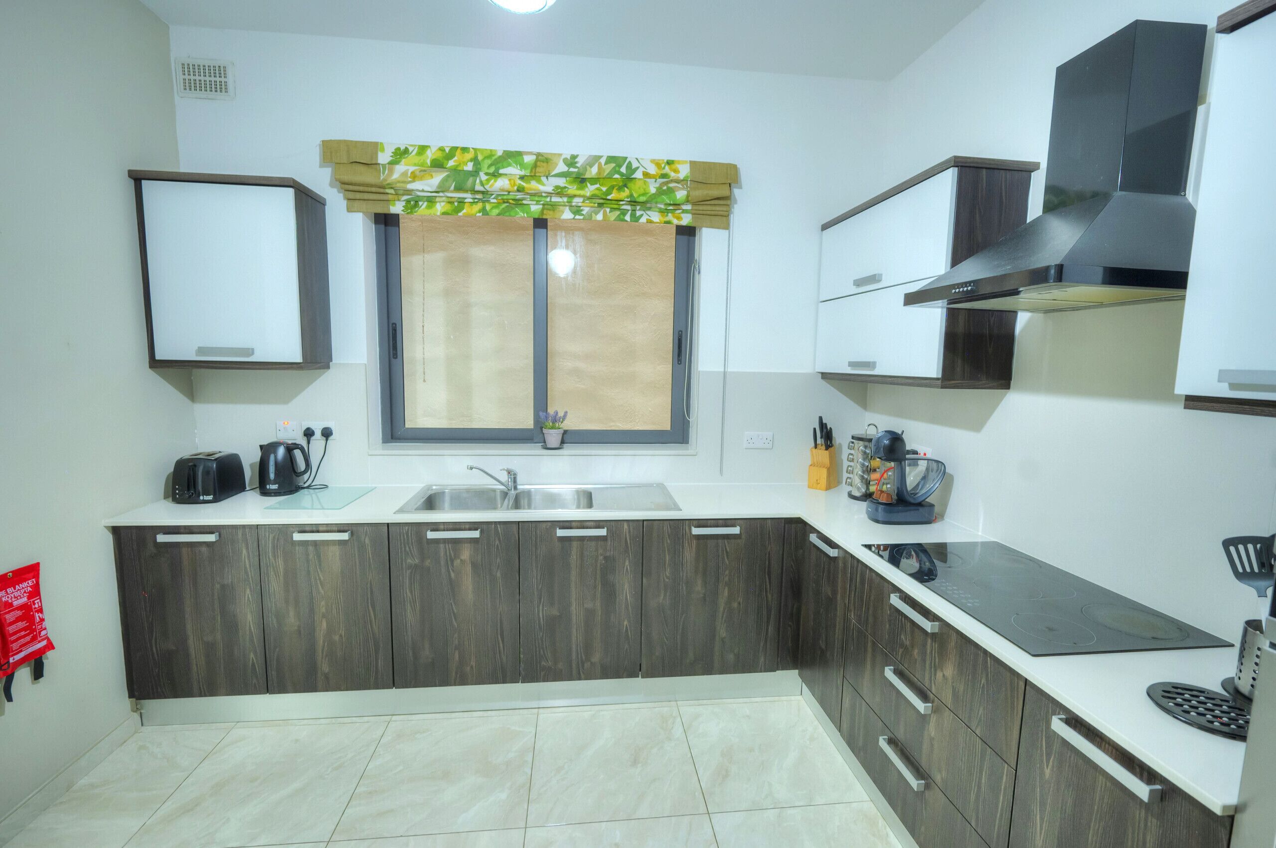 Kylskåp, mikrovågsugn, ugn och diskmaskin