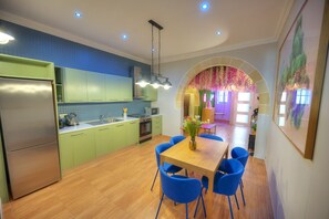 Geladeira, micro-ondas, fogão, lava-louças