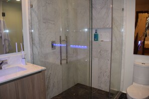 Toalhas de banho, sabonete, papel higiênico 