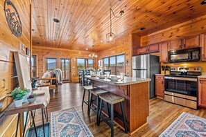 Kylskåp, mikrovågsugn, ugn och spishäll