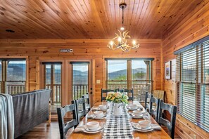 Dining - Christmas Available! Mountain Views! 3 King Suites! Hot Tub+Game Rm+Theater Rm! (Gatlinburg)