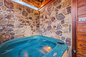Outdoor spa tub - Christmas Available! Mountain Views! 3 King Suites! Hot Tub+Game Rm+Theater Rm! (Gatlinburg)