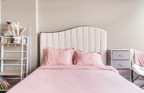 2 slaapkamers, een bureau, een strijkplank/strijkijzer, reisbedje