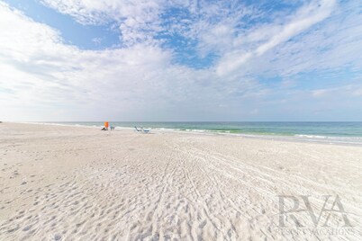 Charming 1-bedroom, Beachfront condo in fabulous Longboat Key steps to the beach