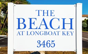 Property grounds - Charming 1-bedroom, Beachfront condo in fabulous Longboat Key steps to the beach (Longboat Key)