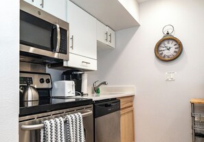 Private kitchen - Charming 1-bedroom, Beachfront condo in fabulous Longboat Key steps to the beach (Longboat Key)