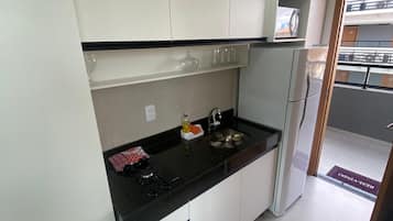 Lemari es, microwave, kompor, dan peralatan masak/sendok-piring