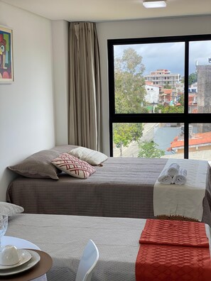 Espacio para trabajar con laptop, cortinas blackout y wifi gratis 