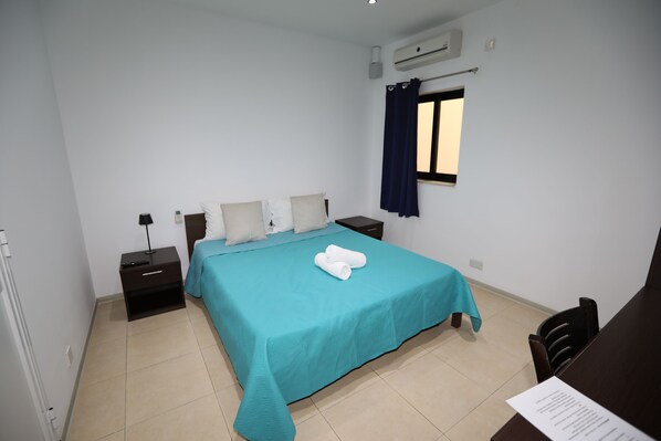 Minibar, desk, laptop workspace, free WiFi