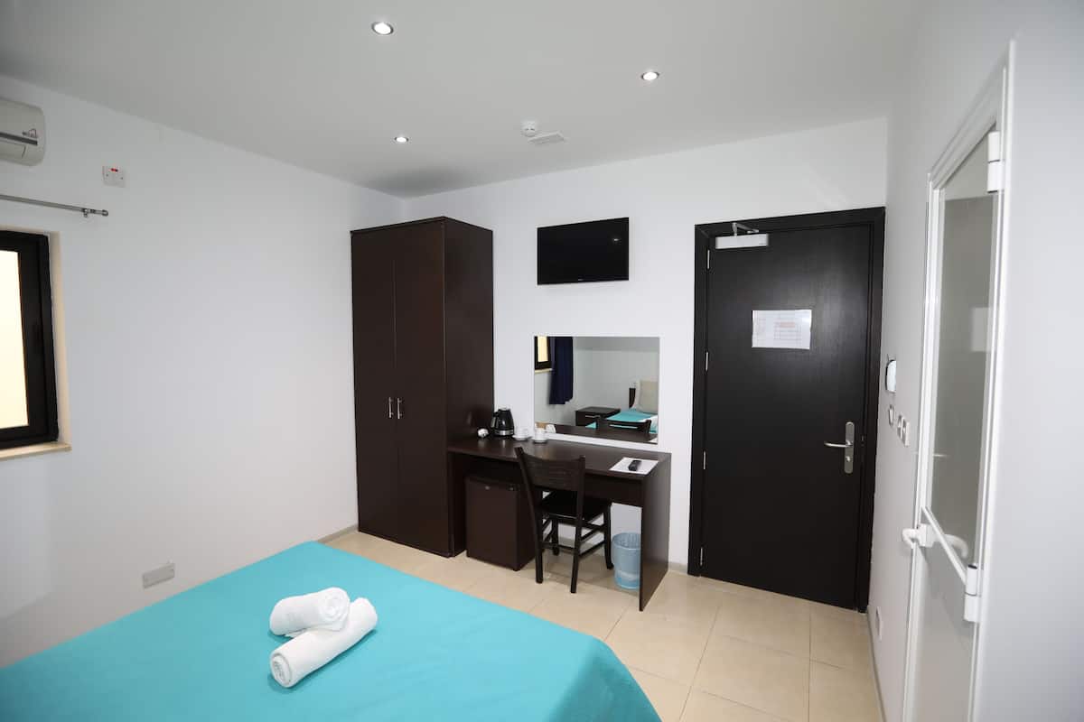 Minibar, escritorio, espacio para trabajar con laptop y wifi gratis