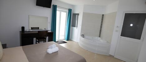 Minibar, escritorio, espacio para trabajar con laptop y wifi gratis