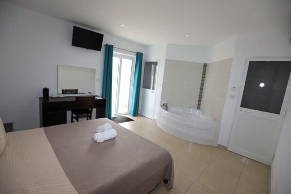 Minibar, Schreibtisch, laptopgeeigneter Arbeitsplatz, kostenloses WLAN