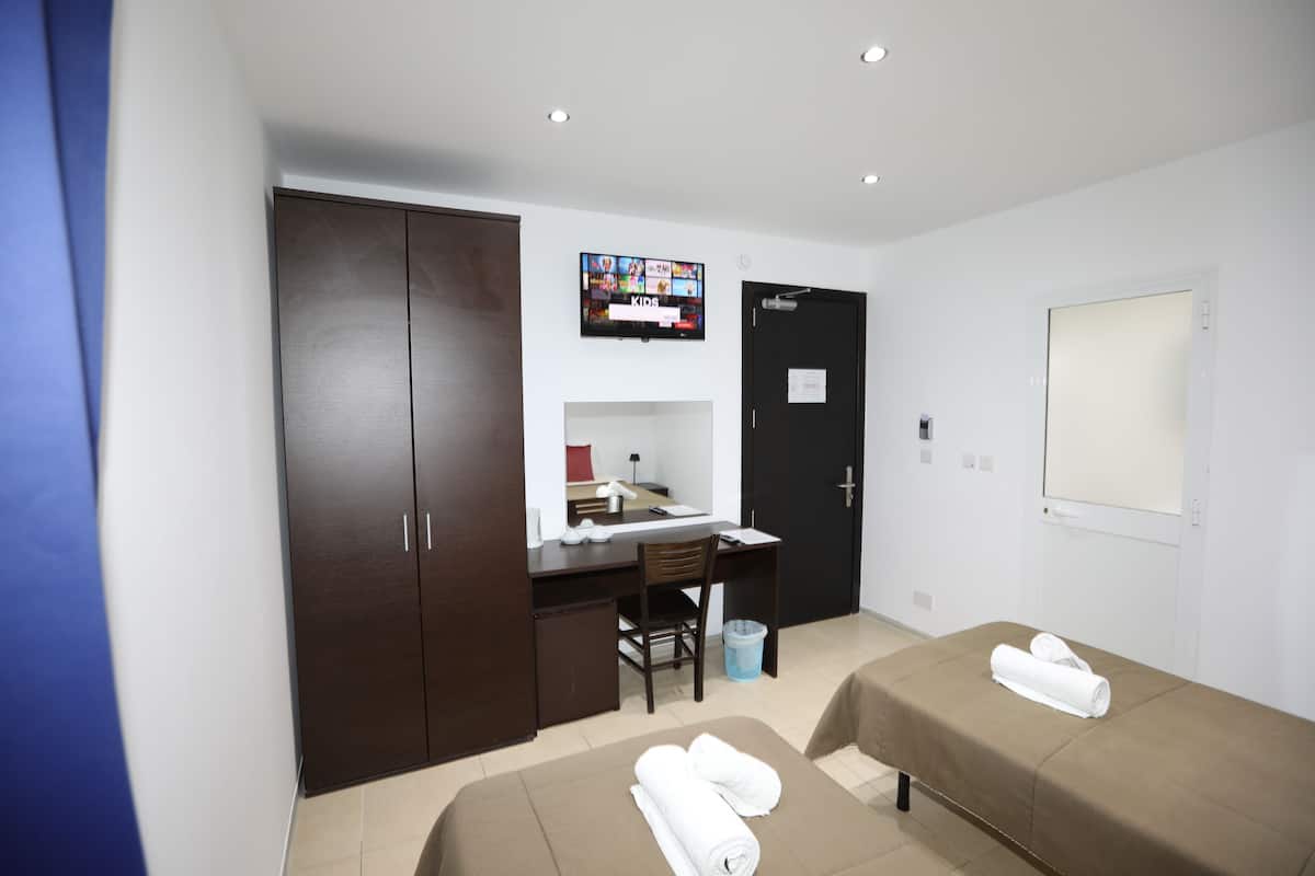 Minibar, escritorio, espacio para trabajar con laptop y wifi gratis