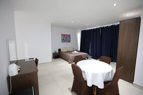 Minibar, bureau, espace de travail pour ordinateur portable