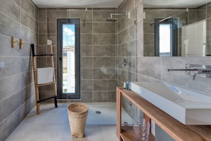 Een douche, een haardroger, handdoeken, zeep
