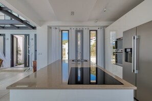 Een koelkast, een magnetron, een oven, een kookplaat