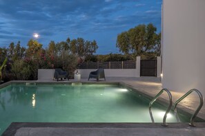 Utomhuspool och uppvärmd pool