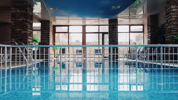 Una piscina cubierta, una piscina climatizada