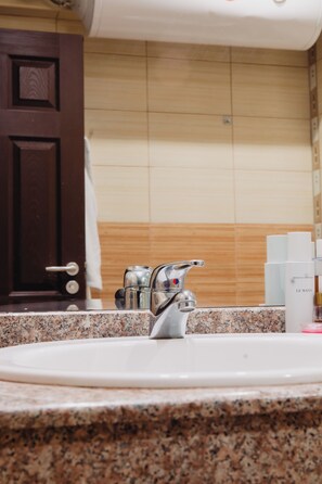 Douche, sèche-cheveux, serviettes fournies, savon