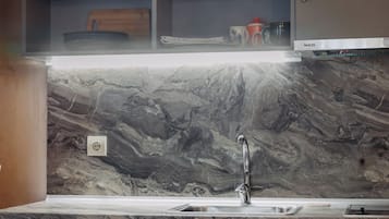 Frigorífico, microondas, placa de cocina y hervidor eléctrico