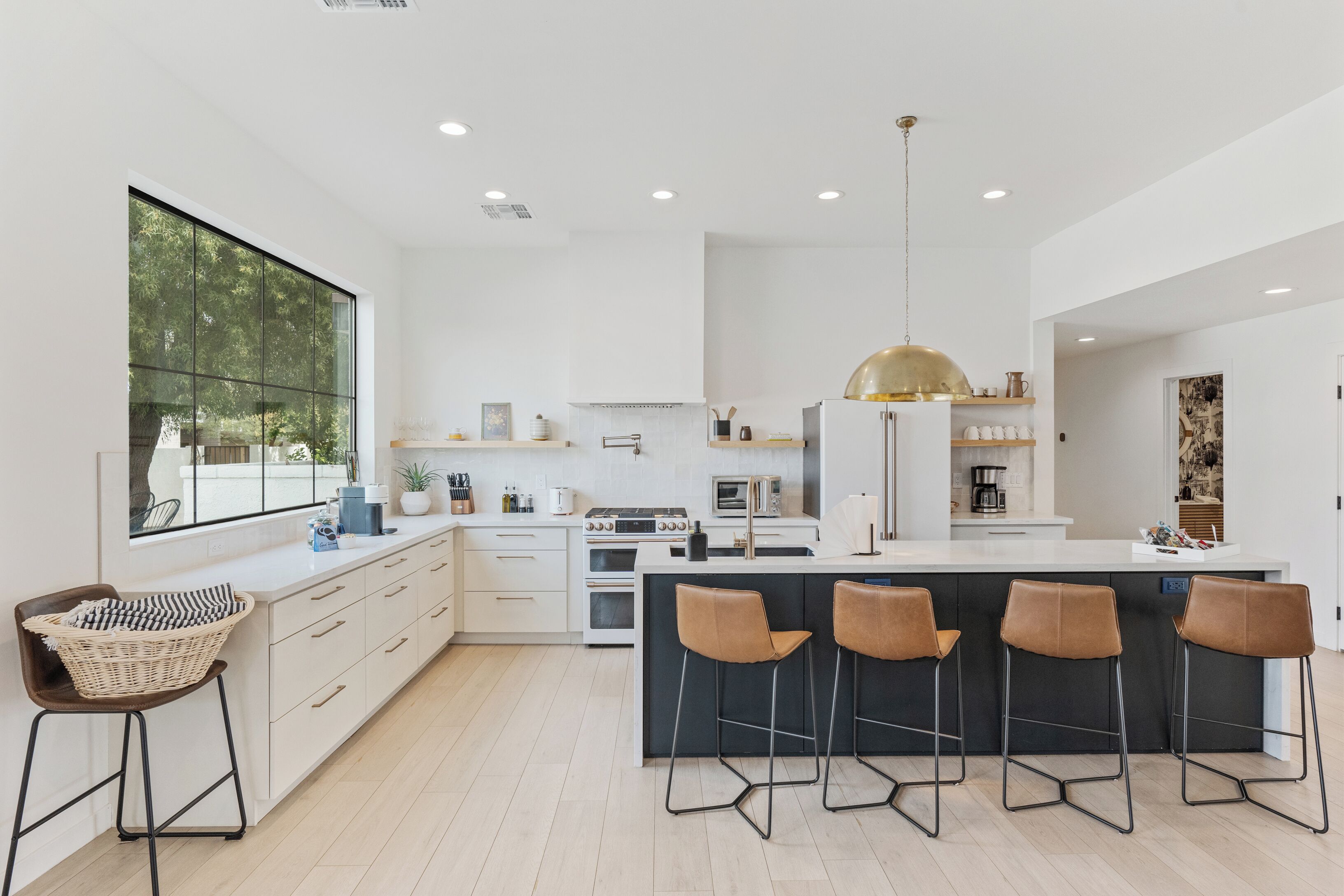 Mikrobølgeovn, ovn, kokeplater og oppvaskmaskin