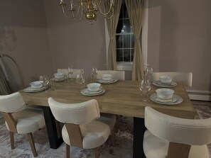 Dining - Private Cozy 2-bedroom apartment in charming Scranton with AC (Scranton)