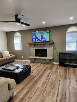 スマートテレビ、暖炉、テレビゲーム、卓球台