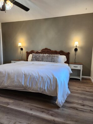 3 室のベッドルーム、デスク、アイロン / アイロン台、旅行用ベビーベッド