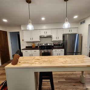 冷蔵庫、電子レンジ、オーブン、コンロ