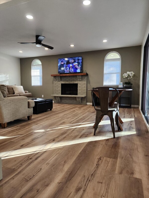 スマートテレビ、暖炉、テレビゲーム、卓球台