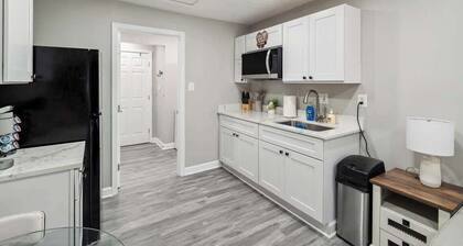 Farmhouse 1BD 1BA, Central Loc!
