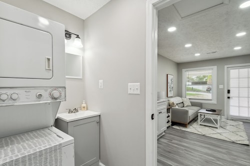 Stylish 1 BD 1 BA Duplex Near Arundel Mills Mall, Live Casino, FT Meade!