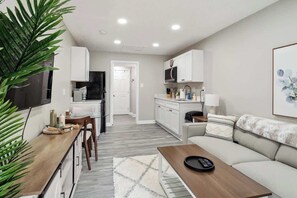 TV - Farmhouse 1BD 1BA, Central Loc! (Hanover)