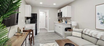 Farmhouse 1BD 1BA, Central Loc!