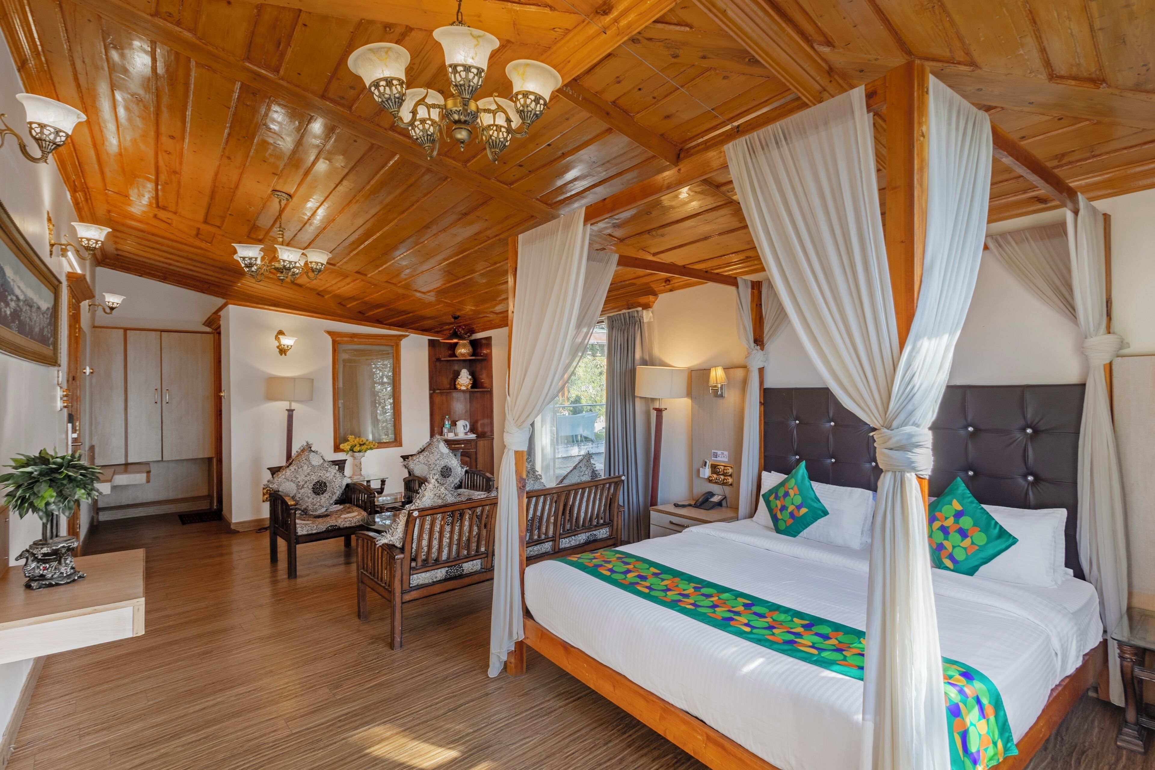 Phòng Premium | Trang bị nội thất với thiết kế riêng biệt, bàn, màn/rèm cản sáng 